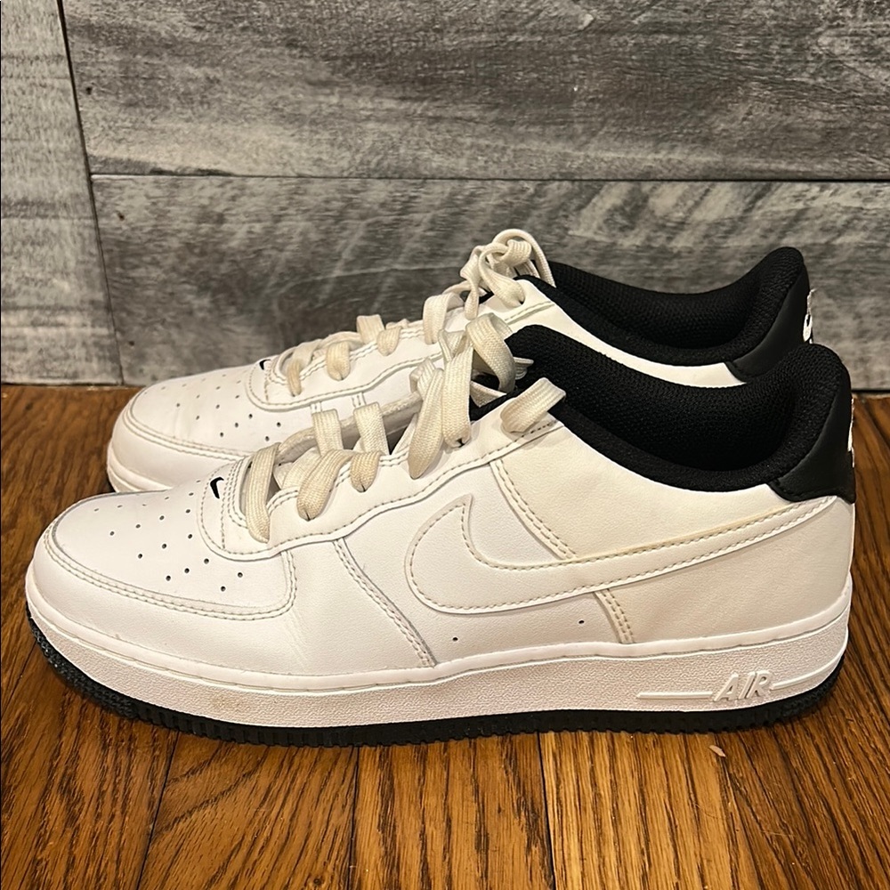 Nike Men's White and Black Sneakers